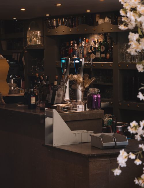 Sıcak ışıklı bar atmosferi