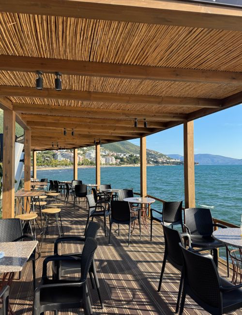 Deniz kenarında restoran masaları