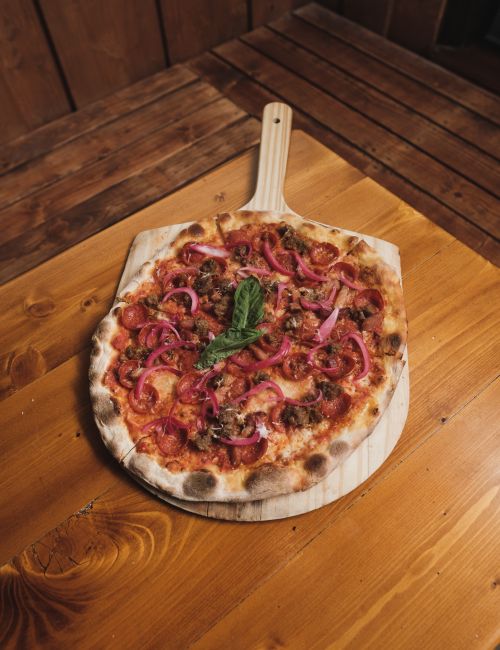 Taze hazırlanmış pizza